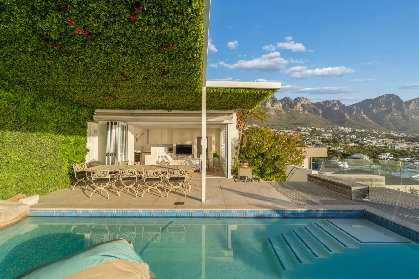 The pool at Villa SM beneath the Twelve Apostles