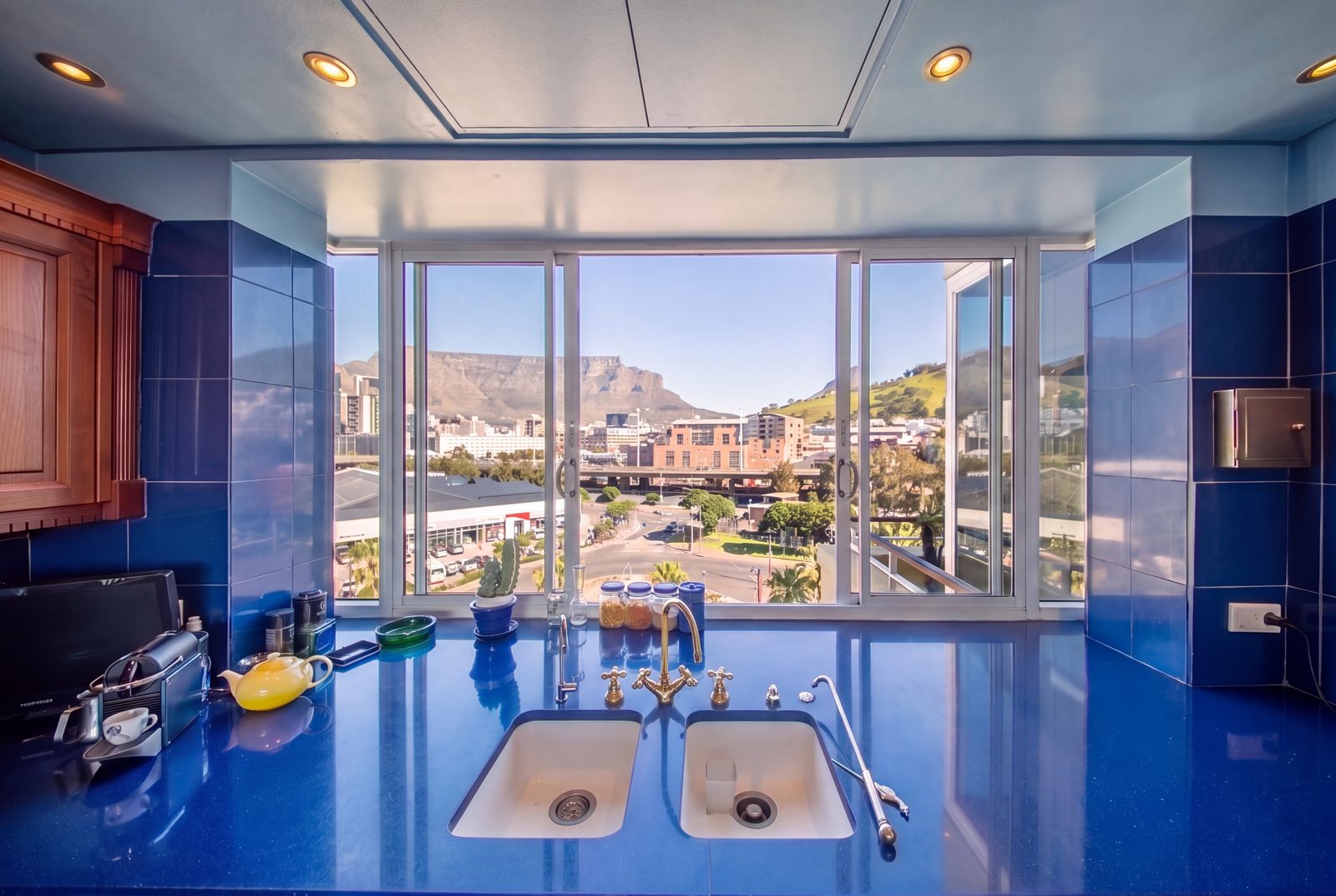 The chef's kitchen in marble and gold, Table Mountain in the bay windows